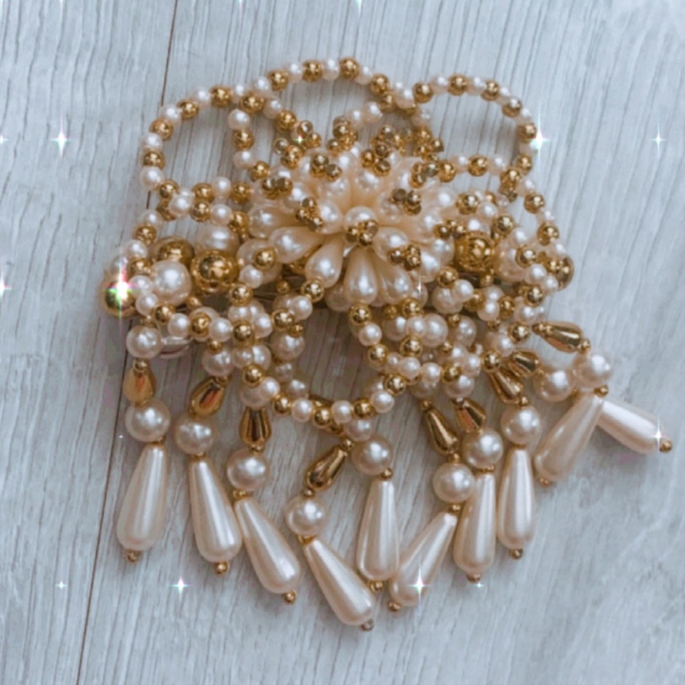 Vintage pearl and gold flower hair clip